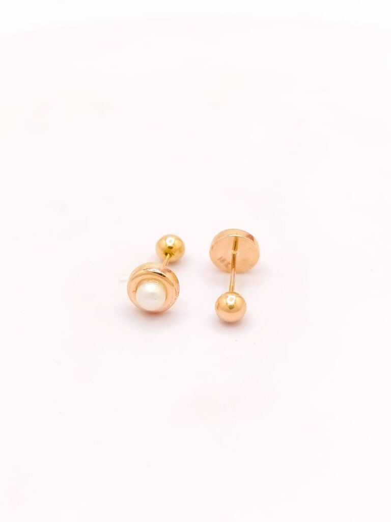 Arete boton con perla bombeada oro 18k