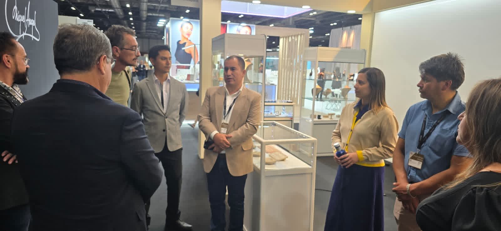 Equipo de joyeros peruanos con el embajador del Perú en España en el estand de MadridJoya 2025
