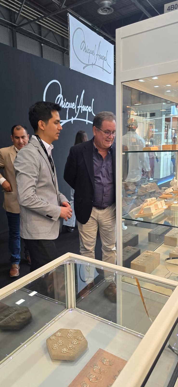 Christian Uchuya, representante de Joyas Laurence, conversando con el embajador del Perú en España en MadridJoya 2025